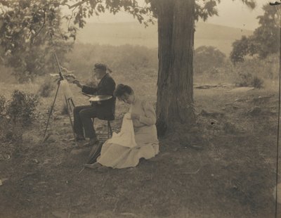 Naaiende vrouw, schilderende man,1900 (foto) door Jean Bernard