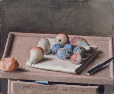 Stilleven met peren, vijgen, pruimen, broodje en mes op tafel door Jean Étienne Liotard