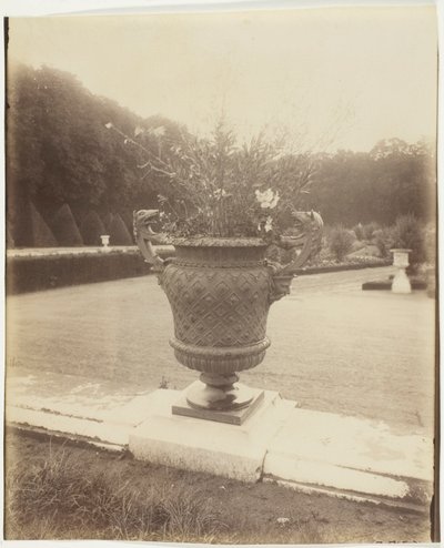 Versailles, vaas van Ballin door Jean Eugène Auguste Atget