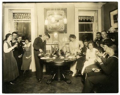 Alice Foote MacDougal vermaakt een groep zeelieden in haar kleine appartement in Old War, Greenwich Village, New York, USA, c.1917-18 door Jessie Tarbox Beals