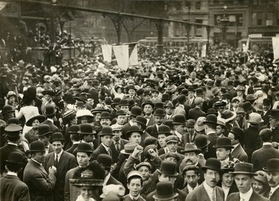 Mensenmassa op Union Square bij Suffrage Meeting, c.1905-11 door Jessie Tarbox Beals