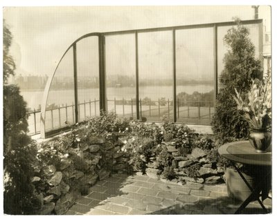 Tuin van Mevr. Regina Jais, c.1936-37 door Jessie Tarbox Beals