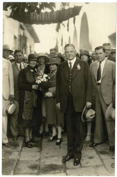President Hoover - mevrouw Hoover met boeket, c.1928-32 door Jessie Tarbox Beals