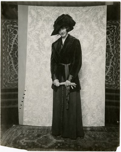 Rood fluwelen pak met geplooide rok, Arnold & Constable, ca. 1905-18 door Jessie Tarbox Beals