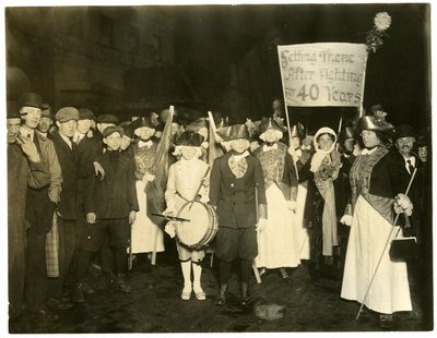 Suffrage Parade, Greenwich Village, New York, VS, ca. 1915-18 door Jessie Tarbox Beals