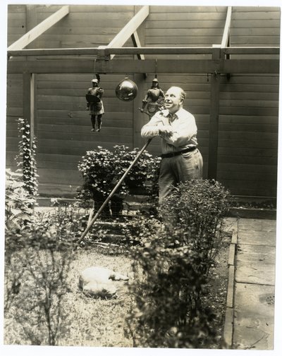 Tony Sarg in zijn tuin door Jessie Tarbox Beals