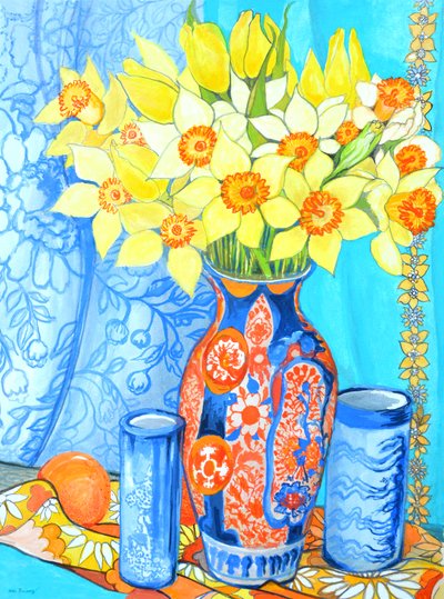Narcissen en tulpen in een Imani vaas; sinaasappels en textiel door Joan Thewsey