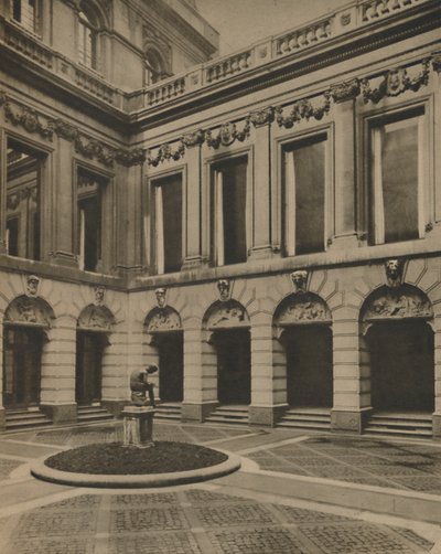 Binnenplaats van de Drapers Hall in Throgmorton Street, c1935 door Joel