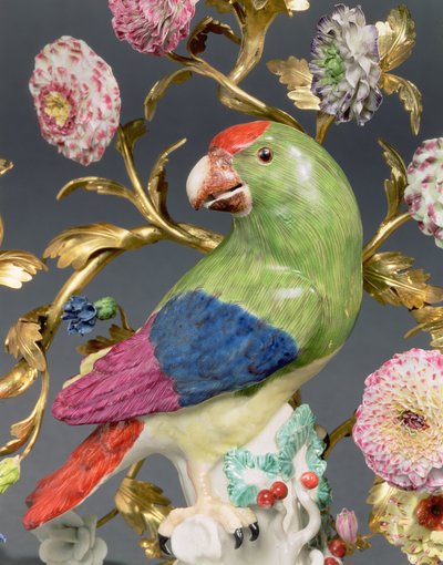 Detail van een paar Louis XV drie-armige vergulde en Meissen papegaai kandelabers, c.1742 door Johann Joachim Kaendler