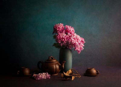 Theetijd met roze chrysanten door John-Mei Zhong