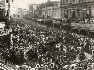 Het 12e Bataljon, AIF, marcherend door de stad voorafgaand aan het inschepen voor dienst in het buitenland, Hobart, Tasmanië, 14 oktober 1914 door John Beattie