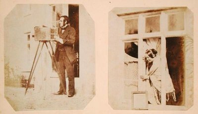 Zelfportret links en Emma Thomasina Llewelyn (1808-81) die een papieren negatief in de zon afdrukt rechts door John Dillwyn Llewelyn