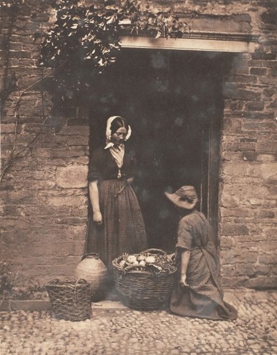 [Twee vrouwen, een knielend en een staand, kijkend in een mand gevuld met groenten] door John Dillwyn Llewelyn