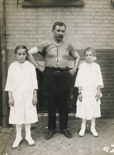 Een arbeider en zijn dochters, Kensington, Philadelphia door John Frank Keith
