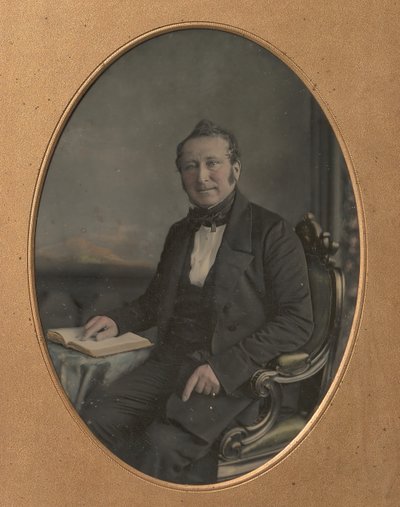 Zittende Man die naar een Passage in een Open Boek Wijst door John Jabez Edwin Mayall