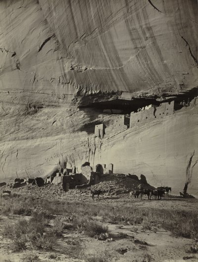 Ruïnes van rotswoningen, Cañon de Chelly, Arizona door John K. Hillers
