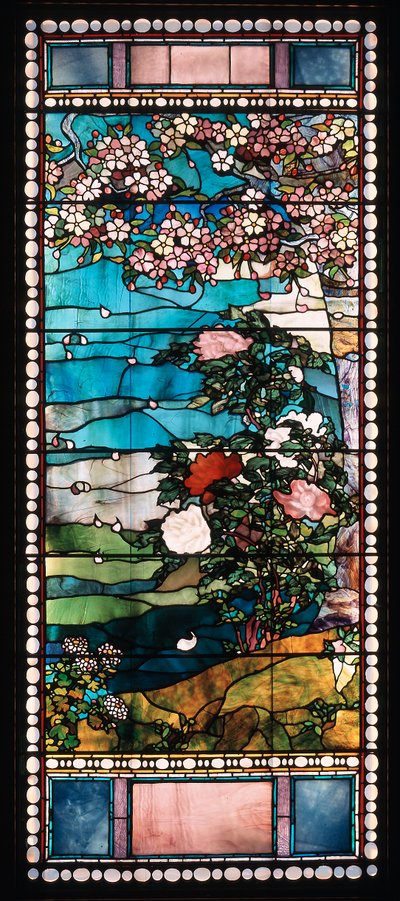 Bloeiende kersenboom en pioenroos, raam uit het Frederick Lothrop Ames House, Boston, Massachusetts door John La Farge