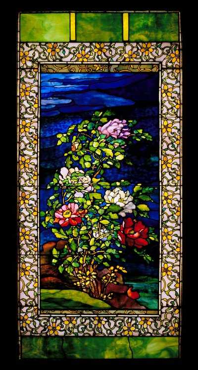 Venster: Pioenen in de wind, mogelijk
1889/bewerkt in 1908 Glas in lood met koperfolie) door John La Farge or Lafarge