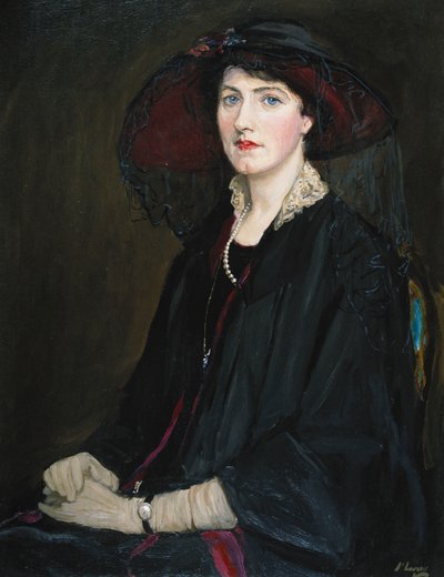 Portret van Lady Raeburn, zittend half lengte, in een jas met kanten kraag, parelketting en zwarte hoed door John Lavery