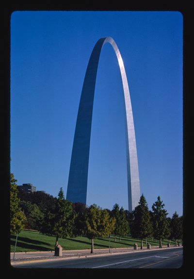 Gateway Arch, Saint Louis, Missouri, VS door John Margolies
