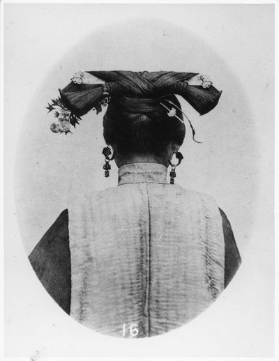 Achteraanzicht van Coiffure van getrouwde Manchu matrone, c.1867-72 door John Thomson