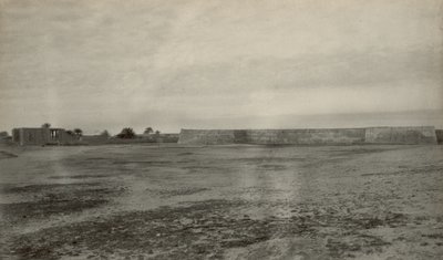 Fort, vermoedelijk Fort Mosselstein van de VOC in Band-e Charak bij Bandar-e Lengeh in Iran door John Thomson