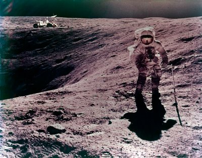 Astronaut Charles Duke bij de Descartes landingsplaats, Apollo 16 missie, april 1972 door John Watts Young