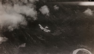 Album "Meine weltkriegs - Erinnerungen South-West Front (Karinthië, Italië, Zuid-Tirol) 31/03/1915-12/11/1918 - Josef Zohles Wenen": een Oostenrijks vliegtuig vliegt over door Josef Zohles