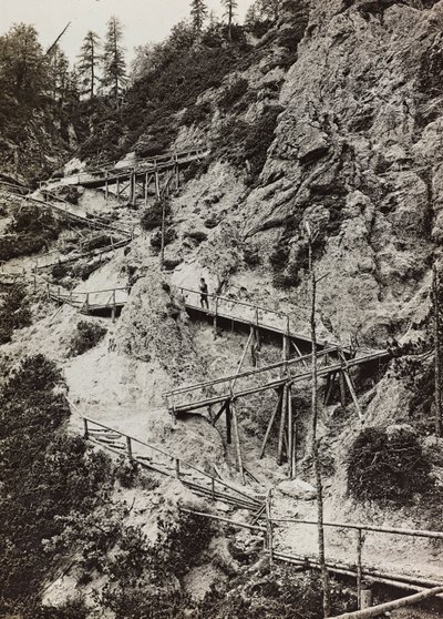 Album "Meine weltkriegs - Erinnerungen South-West Front (Karinthië, Italië, Zuid-Tirol) 31/03/1915-12/11/1918 - Josef Zohles Wien": houten loopbruggen naar de bergen door Josef Zohles