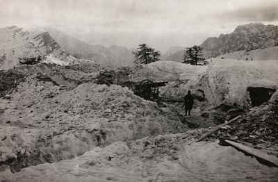 Album "Meine weltkriegs - Erinnerungen South-West Front (Karinthië, Italië, Zuid-Tirol) 31/03/1915-12/11/1918 - Josef Zohles Wien": loopgraven in de sneeuw van de door Josef Zohles