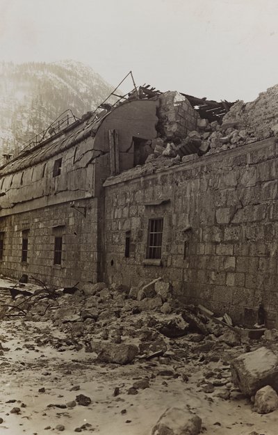 Album "Meine weltkriegs - Erinnerungen South-West Front (Karinthië, Italië, Zuid-Tirol) 31/03/1915-12/11/1918 - Josef Zohles Wien": puin van een fabriek door Josef Zohles
