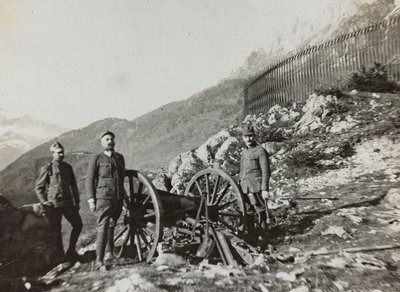 Album "Meine weltkriegs - Erinnerungen Zuidwestfront (Karinthië, Italië, Zuid-Tirol) 31/03/1915-12/11/1918 - Josef Zohles Wien": soldaten met kanon door Josef Zohles