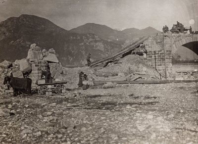 Album "Meine weltkriegs - Erinnerungen Zuidwestfront (Karinthië, Italië, Zuid-Tirol) 31/03/1915-12/11/1918 - Josef Zohles Wien": puin van een brug over de door Josef Zohles