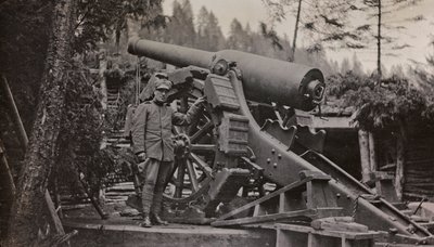 Album "Meine weltkriegs - Erinnerungen Zuidwestfront (Karinthië, Italië, Zuid-Tirol) 31/03/1915-12/11/1918 - Josef Zohles Wien": soldaat met geweer door Josef Zohles