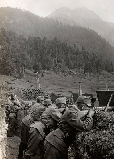 Album "Meine weltkriegs - Erinnerungen South-West Front (Karinthië, Italië, Zuid-Tirol) 31/03/1915-12/11/1918 - Josef Zohles Wien": soldaten in de loopgraven door Josef Zohles