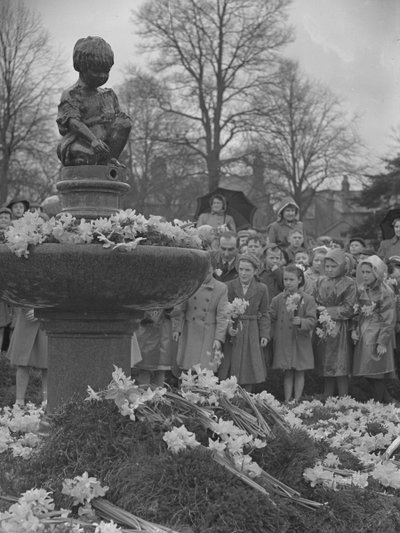 Kinderen plaatsen bosjes narcissen op fontein met standbeeld erop door Joseph Hardman