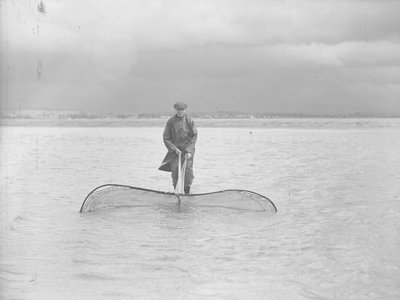 Visser met een groot net in ondiep water door Joseph Hardman