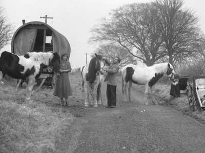 Gehuppeld busje in berm met zigeuners en paarden door Joseph Hardman