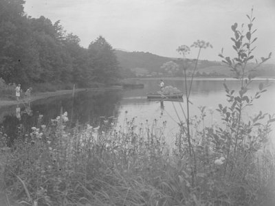 Man vist in een boot op Estwaite Water en twee meisjes aan de waterkant door Joseph Hardman