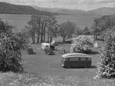 Tenten en caravans opgezet in een veld bij Wastwater, meer en bergen op achtergrond door Joseph Hardman
