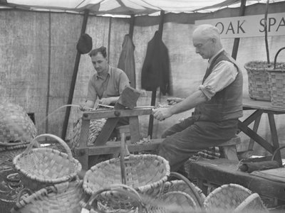 Twee mandenmakers bij merries op een show door Joseph Hardman