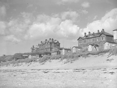Uitzicht vanaf het strand van Silloth op strandhuisjes en huizen langs zee; zeegezicht;voorkant door Joseph Hardman