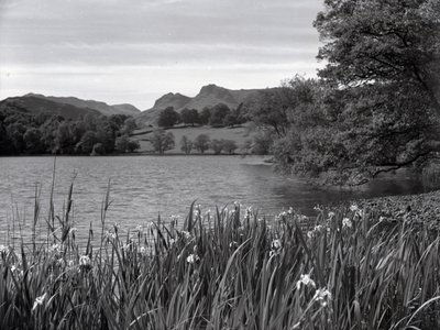 Uitzicht over Loughrigg Tarn door Joseph Hardman