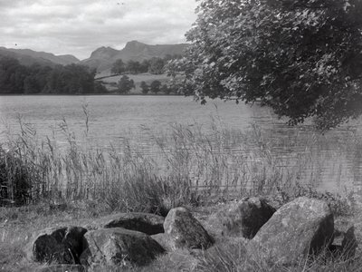 Uitzicht over Loughrigg Tarn, op de voorgrond enkele stenen in de grond door Joseph Hardman