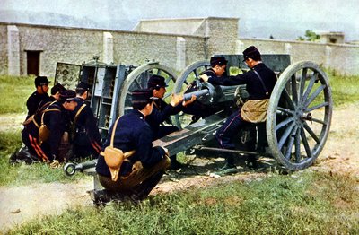Franse soldaten met een mortier in actie tijdens de Slag bij de Marne ten oosten van Parijs, september 1914 door Jules Gervais Courtellemont