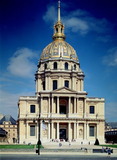 Exterieur van de kerk, begonnen in 1676 door Jules Hardouin Mansart