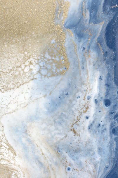 De wervelende blauwe en gouden patronen doen denken aan een kosmisch landschap door Julia Contacessi