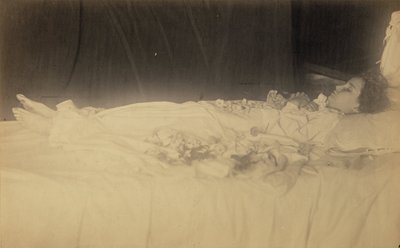 [Studie van een dood kind]. door Julia Margaret Cameron
