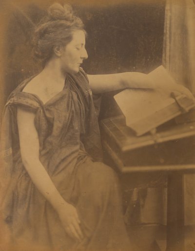 [Vrouw in gewaden leest een boek], 1870 door Julia Margaret Cameron