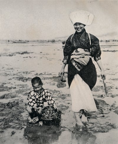 Kokkels graven bij eb in de Baai van Tokio, ca. 1900, 1921 door Julian Leonard Street